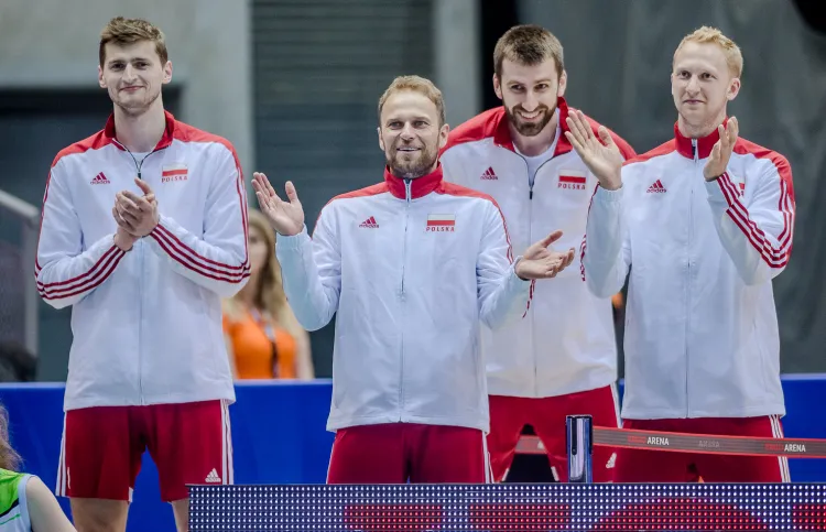 Piotr Gacek (drugi od lewej) dotychczas oglądał mecze Ligi Światowej 2015 z kwadratu dla rezerwowych. Zmieniło się to w sobotę.