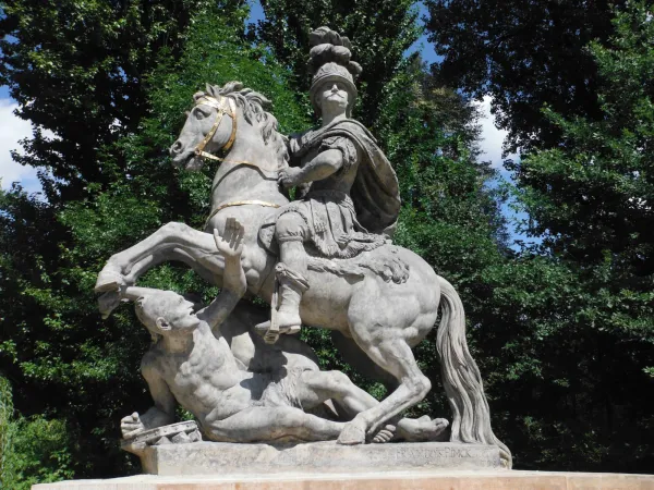 Warszawski pomnik króla Jana III Sobieskiego. Autor lwowskiego pomnika monarchy, Tadeusz Barącz, inspirował się nim przy tworzeniu własnego dzieła. Niechcący powielił brak odpowiednich proporcji między jeźdźcem a rumakiem.  