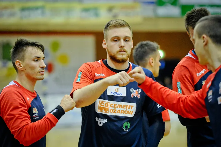 Łukasz Rogulski (w środku) i Piotr Papaj (z lewej) to jedni ze szczypiornistów, którzy po spadku z Superligi zostają w Wybrzeżu. Gdański klub zamierza w ciągu jednego sezonu wrócić do elity.