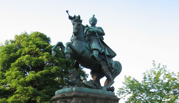 Pomnik króla Jana III Sobieskiego stoi na Targu Drzewnym od 50 lat. To trzecia lokalizacja monumentu.