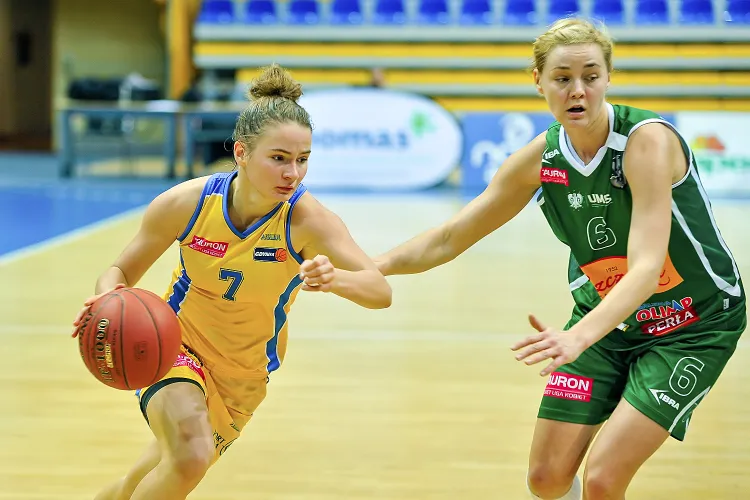 Aneta Kotnis (z prawej) dołączyła do Basketu Gdynia, gdzie będzie klubową koleżanką m.in. Moniki Naczk (z lewej).