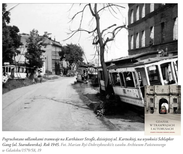 Pozostałości barykady ulicznej zbudowanej przez Niemców z tramwajów. Okolice skrzyżowania ul. Kartuskiej i ul. Starodworskiej, rok 1945.