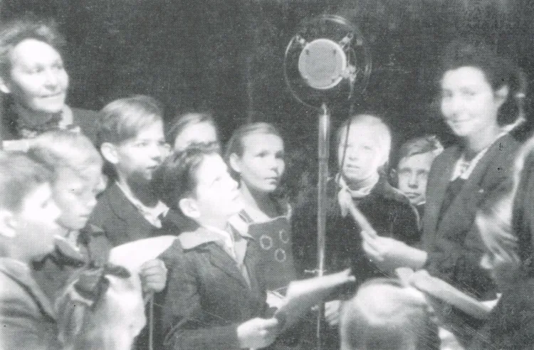 W czasie próby pierwszego słuchowiska dla dzieci w 1945 roku. Na zdjęciu pierwsza reżyser rozgłośni Helena Hohendlinger, znana słuchaczom jako Ciocia Hala i pierwsza spikerka Hanna Banach. 