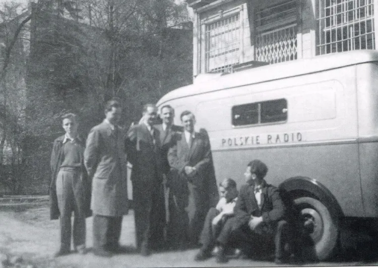 Radiowcy i ich duma, pierwszy wóz transmisyjny Renault. W środku nie było żadnego sprzętu, technicy sami robili wzmacniacz transmisyjny i mikser. 