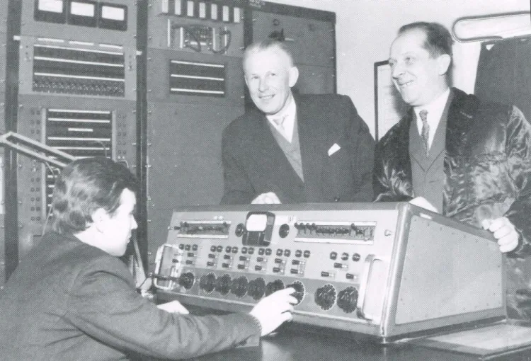 W rozdzielni nad konsoletą - dyrektor techniczny Tadeusz Karolczak i jego zastępca Henryk Szafrański. Rok 1965.