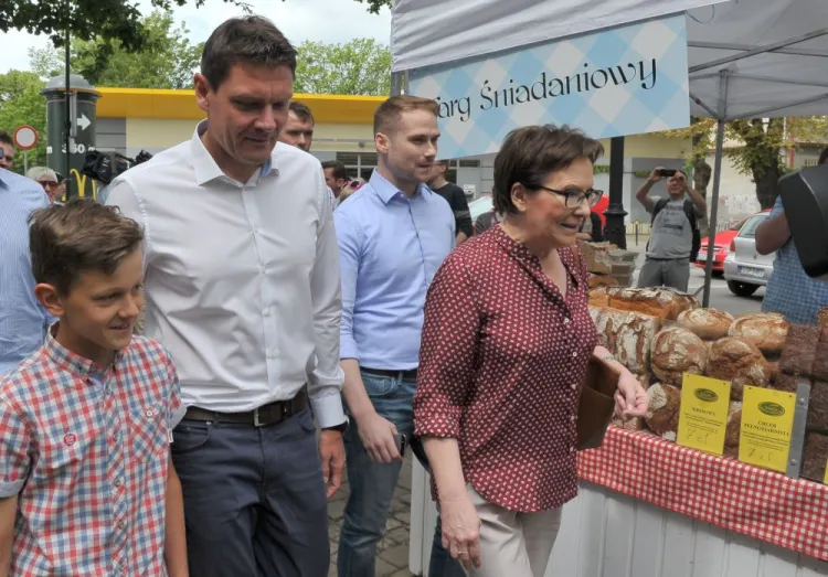 Premier Ewa Kopacz, rozpoczęła kampanię wyborczą do jesiennych wyborów parlamentarnych od wizyty w Sopocie na Targu Śniadaniowym. Towarzyszył jej nowy minister sportu, Adam Korol.