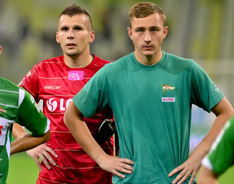 Dariusz Trela (z lewej) został wypożyczony na rok do Korony Kielc. Damian Podleśny (z prawej) miał zostać w Chojniczance, ale dołączył na obóz Lechii w Grodzisku Wlkp.