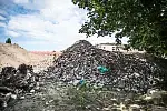 Gruz po przesiewaniu ziemi. Prezes Zdzisław Stankiewicz podkreśla, że nie są to odpady. Rozporządzenie Ministra Środowiska mówi co innego. 