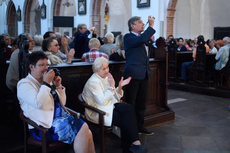 "Nie przyszedł Mahomet do góry, to przyjdzie góra do Mahometa" - żeby posłuchać muzyki organowej trzeba się udać tam, gdzie znajduje się instrument, ponieważ nikt do nas z instrumentem nie przyjdzie. Organy to przecież największy instrument na świecie i nie chodzi wyłącznie o przestrzeń, jaką zajmują, ale również o różnorodność barw i możliwości. 