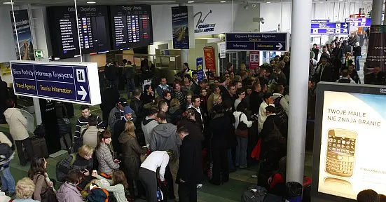 W poniedziałek nad ranem na lotnisku znaleziono porzuconą walizkę. Konieczna była ewakuacja całego terminalu.