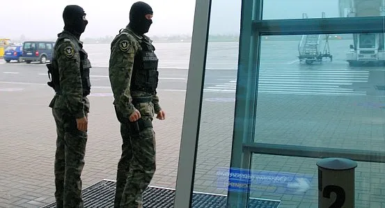 W niedzielę na lotnisku w Rębiechowie funkcjonariusze MOSG zatrzymali poszukiwanego kilkoma listami gończymi nastoletniego przestępcę.