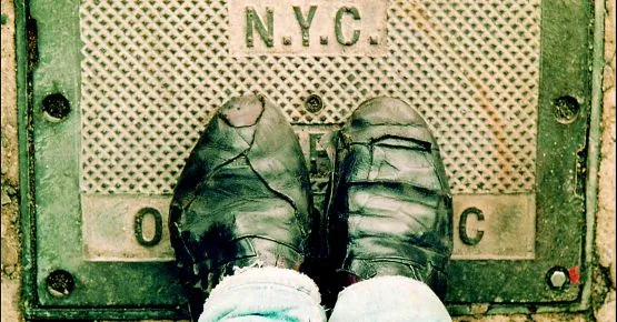 Postawa artystyczna Andrzeja Dudka- Durera jest jednocześnie jego sposobem na życie. Kto nie wierzy, niech spojrzy na użytkowane od 40 lat buty artysty. Na zdjęciu: jedna z prac Dudka- Durera z cyklu "Sztuka butów" 