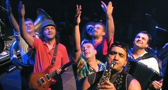 W ramach imprezy Cudawianki rozpoczynającej letni sezon imprezowy w Gdyni zagra Emir Kusturica (drugi od lewej) & The No Smoking Orchestra.