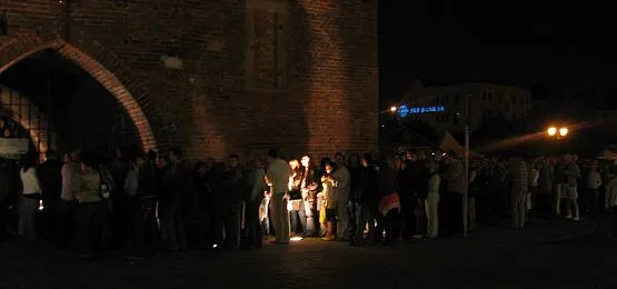 Noc muzeów zwykle przyciąga tłumy, czy tak samo będzie w tym roku? Na zdjęciu: kolejka chętnych do zwiedzenia Muzeum Bursztynu w Gdańsku.