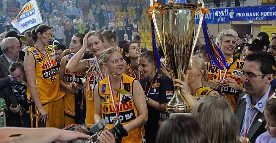 Gdyńskie koszykarki po czterech latach odzyskały złoto i sięgnęły po tytuł mistrzyń Polski po raz dziesiąty w historii klubu.