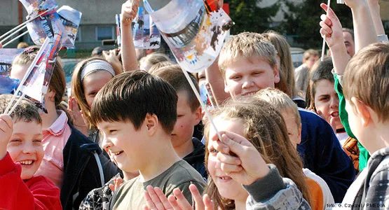 Radość dzieci i młodzieży z oddania w ich ręce nowego obiektu sportowego w Sopocie. Uroczystość podczas oficjalnego otwarcia kompleksu boisk wielofunkcyjnych.