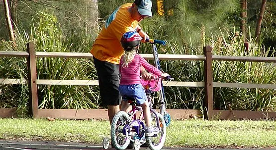 Nauka jazdy na rowerze z tatą to idealne zajęcie na ciepłe, majowe dni.