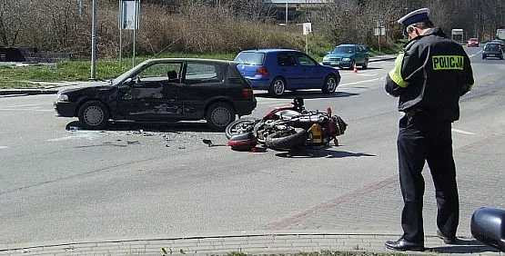 Kierująca toyotą kobieta wymusiła pierwszeństwo i uderzyła w motocykl na ul. Kieleckiej w Gdyni.