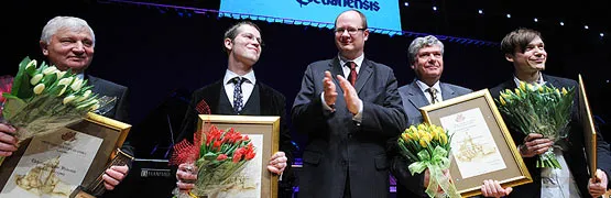 Laureaci Splendorów za 2008 rok wraz z prezydentem Gdańska, Pawłem Adamowiczem. Pierwszy od lewej prezes Elektrociepłowni Wybrzeże, którego firma została uznana za "najchętniej wspierającą kulturę" w Gdańsku.
