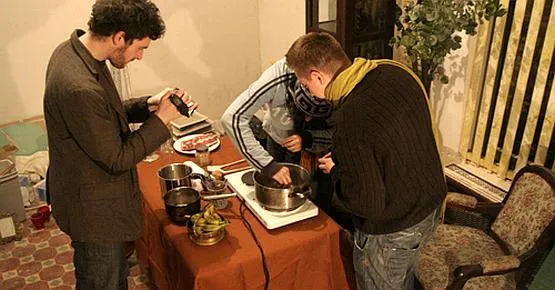 Ekipa filmowa podczas kręcenia jednego z odcinków, tym razem kulinarnego.