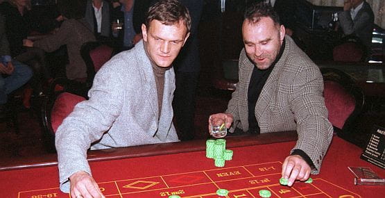 Nikoś w towarzystwie Cezarego Pazury w kasynie w Gdyni w 1996 roku.