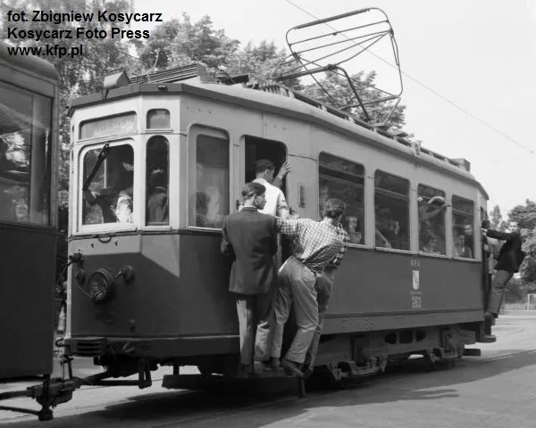Gdy tramwaje były przeładowane, pasażerowie jeździli nimi stojąc na stopniach i trzymając się zewnętrznych uchwytów.