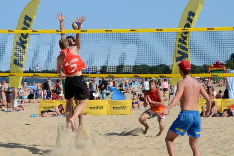 Na trójmiejskich plażach nie brakuje boisk do siatkówki. Co więcej, przez niemal całe lato rozgrywane będą na nich bezpłatne turnieje.
