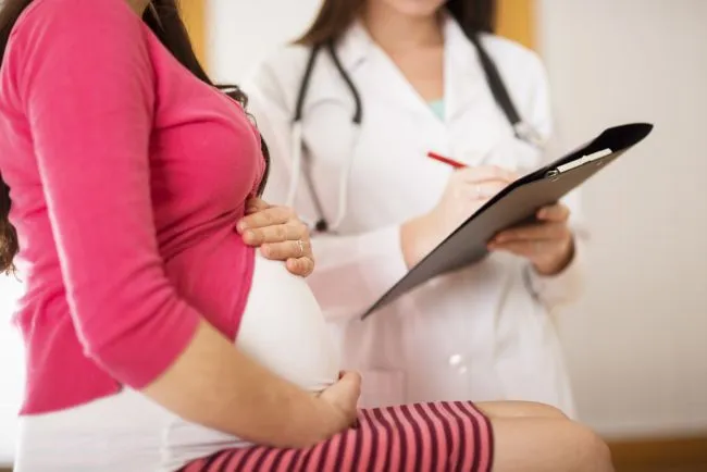 Choć od lipca każda kobieta może liczyć na znieczulenie przy porodzie naturalnym, bo będzie ono refundowane przez NFZ, to o tym, czy je otrzyma decydować ma lekarz i położna na podstawie wywiadu przeprowadzanego jeszcze przed przyjęciem pacjentki na oddział.  
