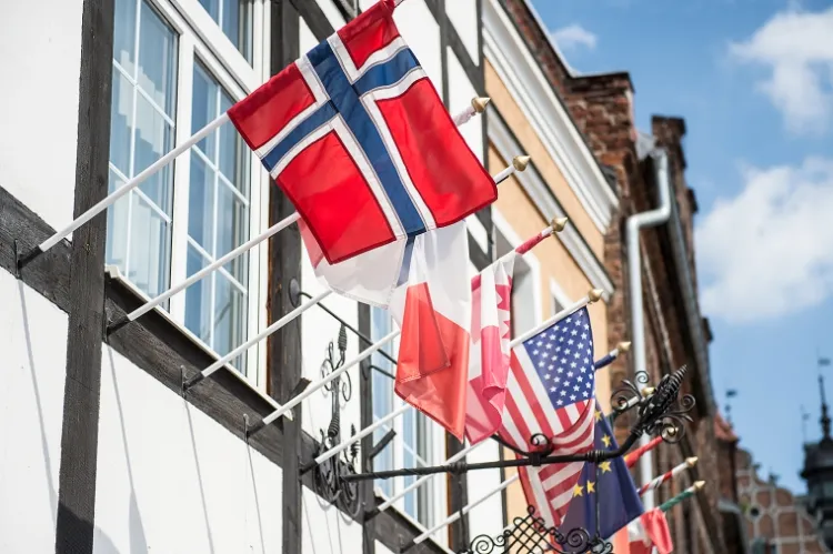 Jeden z gdańskich jubilerów znany jest m.in. z tego, że na fasadzie sklepu wywiesza flagi swoich klientów. Choć norweska jest pierwsza, tych klientów odwiedza go coraz mniej.