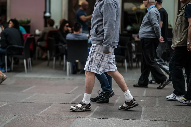 Skarpety i sandały to wciąż częsty widok na polskich ulicach.