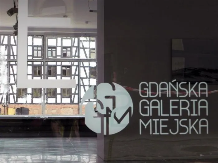 Gdańska Galeria Miejska powstała w 2009 roku. W jej skład wchodzą trzy odziały: Gdańska Galeria Miejska 1 (GGM1) z siedzibą przy ulicy Piwnej, Gdańska Galeria Güntera Grassa (4G), znajdująca się na rogu ul. Szerokiej i Grobli I oraz Gdańska Galeria Miejska (GGM2) przy ulicy Powroźniczej.