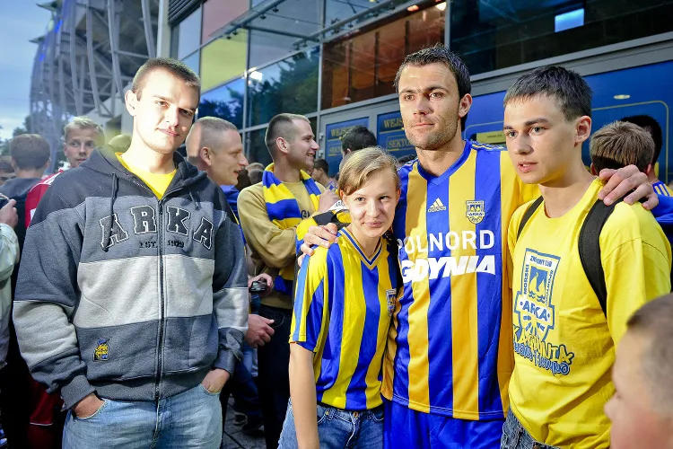 Przed tym sezonem kibice Arki mogą spotkać się z piłkarzami nie tylko podczas klubowej prezentacji, ale również w ramach IV Spotkania Międzypokoleniowego. Na zdjęciu w towarzystwie sympatyków gdyńskiego klubu kapitan żółto-niebieskich Krzysztof Sobieraj. 