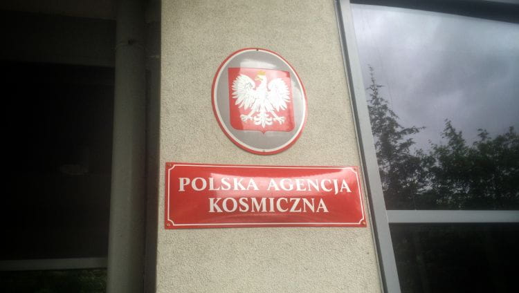 Na budynku GPN-T zawisła tablica informująca o tym, że w budynku mieści się Polska Agencja Kosmiczna.