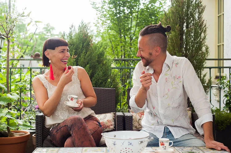 Jola Słoma i Mirek Trymbulak na balkonie piją kawę. 