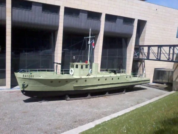 Kuter "Batory", który uznawany jest za najstarszy polski okręt wojenny, prezentowany jest przed Muzeum Marynarki Wojennej w Gdyni.