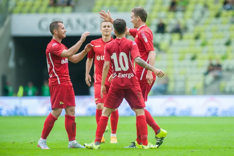 Mario Maloca (pierwszy z prawej) przyjmuje gratulacje po strzelonym golu w meczu towarzyskim z Wolfsburgiem. 