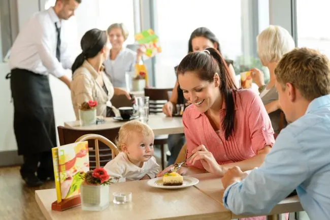 Od dziecka, szczególnie małego, ciężko jest wymagać, by było grzeczne i w pełni posłuszne. Jeśli jednak maluch zakłóca wyraźnie spokój innych, np. podczas wizyty w restauracji (krzyczy, płacze, biega wokół stolików innych gości) rodzic zobowiązany jest zareagować. 