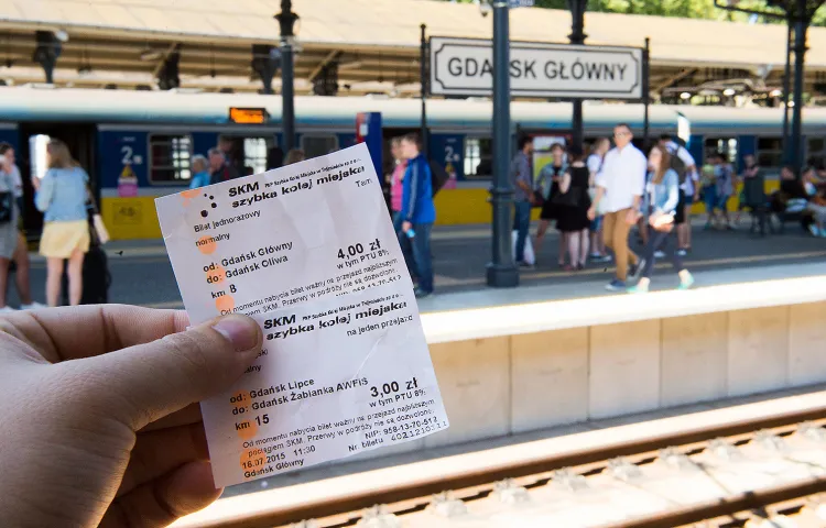 Bilety SKM zakupione w biletomacie. Turyści, którzy decydują się na bilet jednorazowy (u góry) tracą. System w biletomatach nie podpowiada im zakupu tańszego biletu miejskiego (na dole).