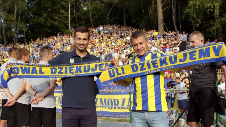 Kibice Arki podziękowali: Dariuszowi Ulanowskiemu (z prawej), rekordziście pod względem liczby meczów w żółto-niebieskich barwach oraz Łukaszowi Kowalskiemu, który grę kontynuować będzie w KS Chwaszczyno. 