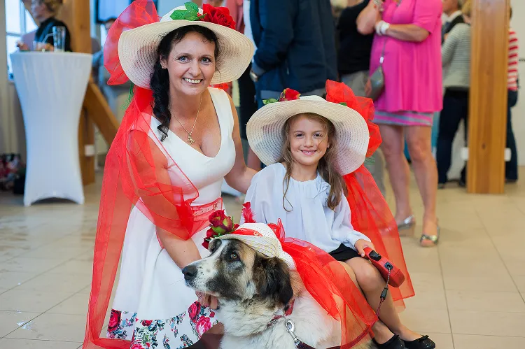 Oto zwycięska drużyna, która w tegorocznym konkursie kapeluszy na Hipodromie wykazała się największą pomysłowością. Mariola Dmochowska, 6-letnia Marcelinka i pies Lenka.