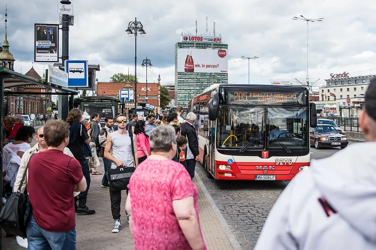 Kierowca autobusu linii 205 w poniedziałek rano "zapomniał" o przystanku w Pruszczu Gdańskim. Blisko 20 osób spóźniło się do pracy.
