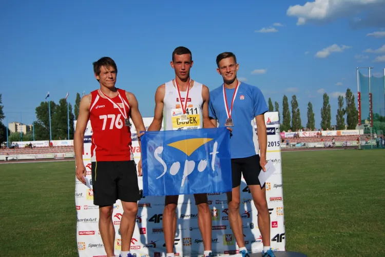 Patryk Dobek (w środku) ze złotym medalem w biegu na 400 m przez płotki.