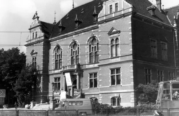 Budynek przy ul. Wały Jagiellońskie 1 był w latach 1957 - 1978 siedzibą Klubu Studentów Wybrzeża "Żak". Obecnie mieści się tutaj Nowy Ratusz.