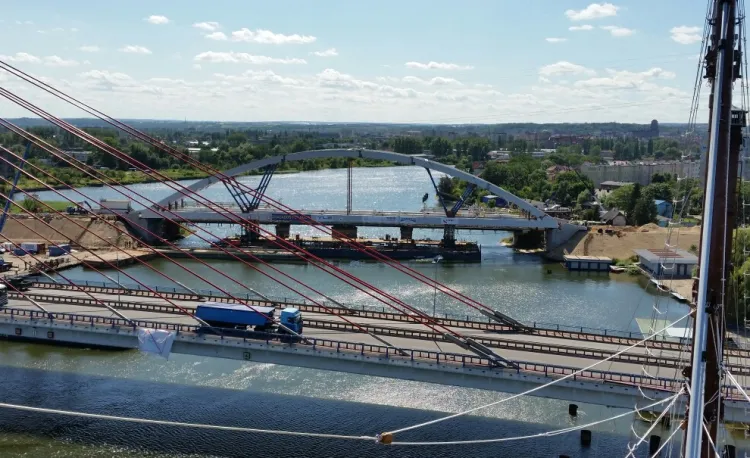 Konstrukcja nowego (łukowego) mostu kolejowego nad Martwą Wisłą.