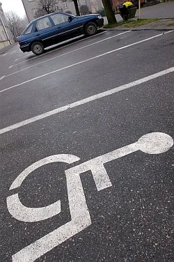 Karta parkingowa niepełnosprawnego pozwala na darmowe parkowanie w centrach miast oraz korzystanie ze specjalnych miejsc, zwykle dogodnie usytuowanych.