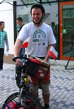 Krzysztof Skok ze swoim rowerem, na którym przejechał samotnie ponad 10 tys. km w czasie swojej wyprawy do Chin.