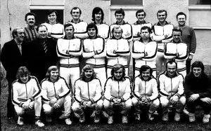 Drużyna Lechii w 1973 roku. Dla Zbigniewa Puszkarza (dolny rząd - trzeci od lewej) oraz dzieci z hospicjum zagrają w Gdańsku gwiazdy piłki nożnej.