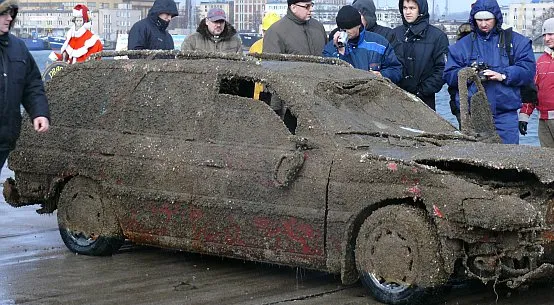 W Gdyni wyłowiono wrak samochodu, w którym znaleziono zwłoki mężczyzny. Samochód przebywał pod wodą najprawdopodobniej ok. pół roku. 
