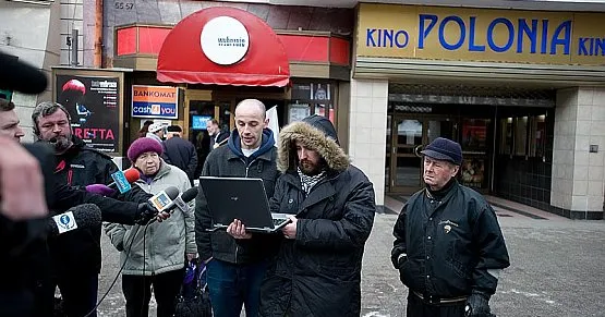 W sobotę protestujący manifestowali przed Polonią. Zbierali podpisy pod wnioskiem o nie zamykanie kina i Sceny Kameralnej Teatru Wybrzeże.