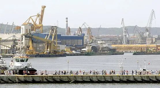 Mimo kryzysu, oba trójmiejskie porty mają w planach realizację wielu spektakularnych inwestycji. Jest tylko jeden problem - otoczone niemal ze wszystkich stron tkanką miejską, porty w Gdańsku i Gdyni nie mają za dużo terenów rozwojowych. Nz. port w Gdyni.